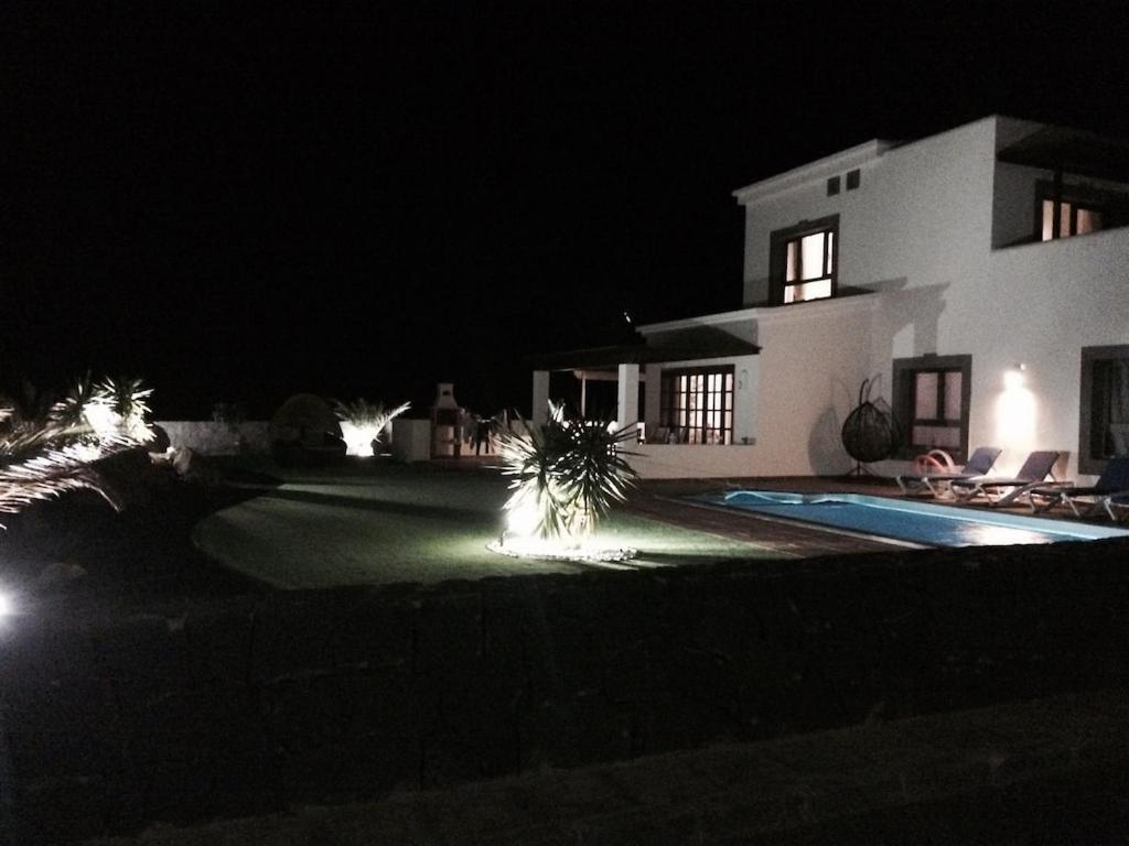 Luxury 3Bed Villa With Heated Private Pool, Full Sky And Free Wifi Плая Бланка Екстериор снимка